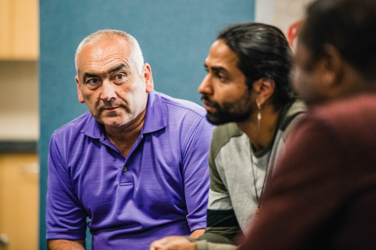 Drei Personen in einer Gruppentherapie