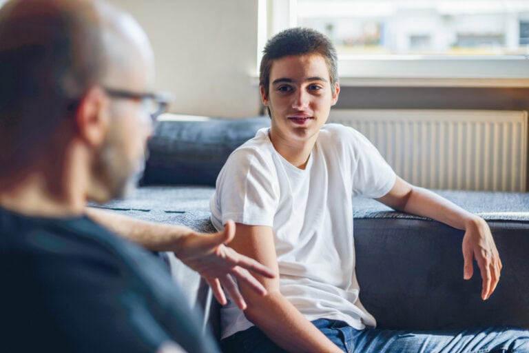 Jugendlicher im Therapiegespraech