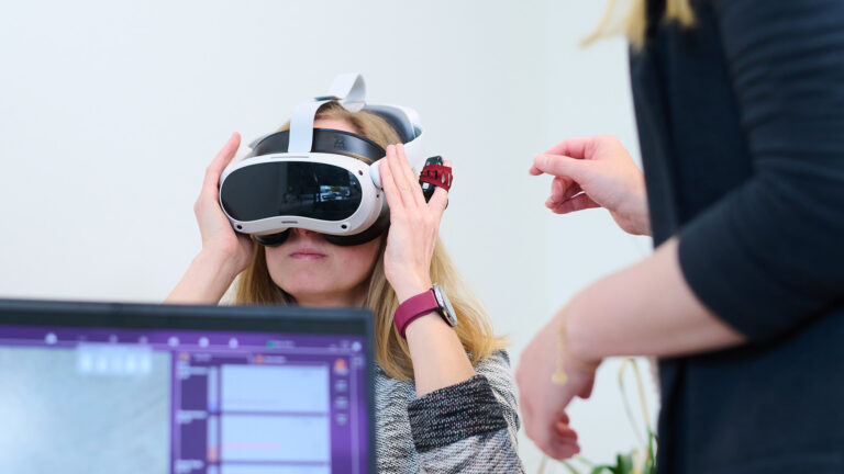 Eine Frau erhält eine Sitzung einer VR Therapie
