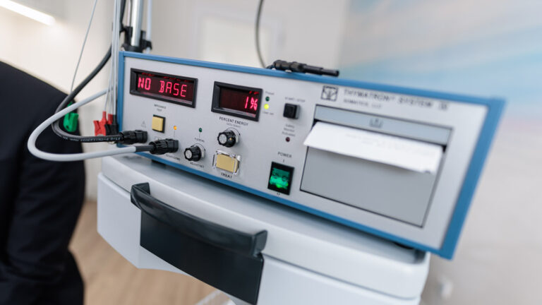 Ein medizinisches Gerät für die Elektrokonvulsionstherapie in Betrieb